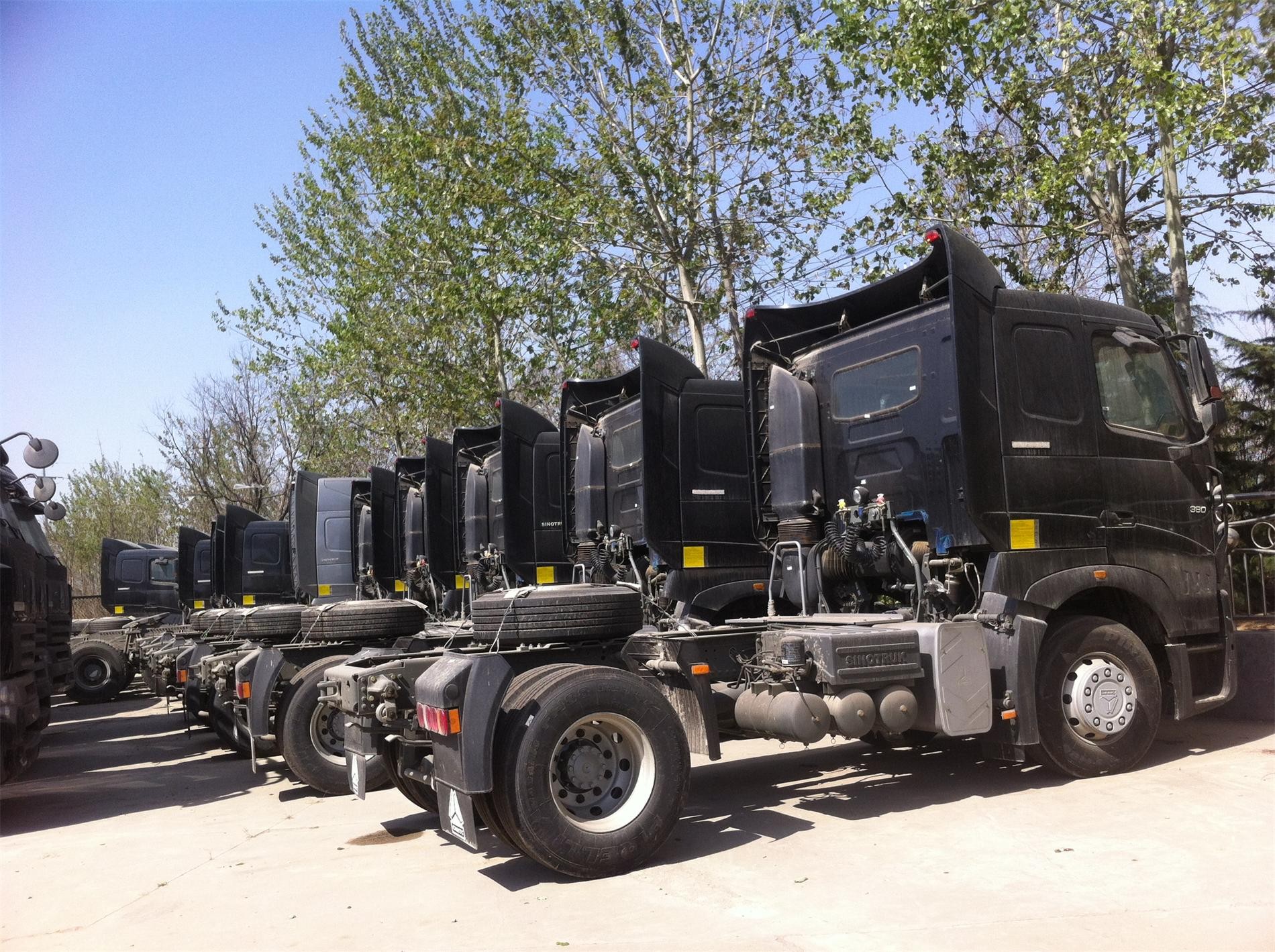 SINOTRUK 371HP 15 Ton Prime Mover Truck in Green Manual Unloading Diesel Trucks Global Machine
