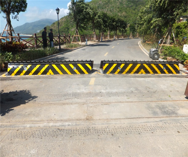 Access control system automatic traffic control hydraulic road blocker for roadway safety