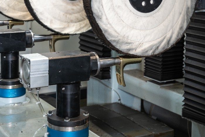 CNC Control Robotic Buffing Machine / Polishing / Finishing Machine For Brass Casted Faucets