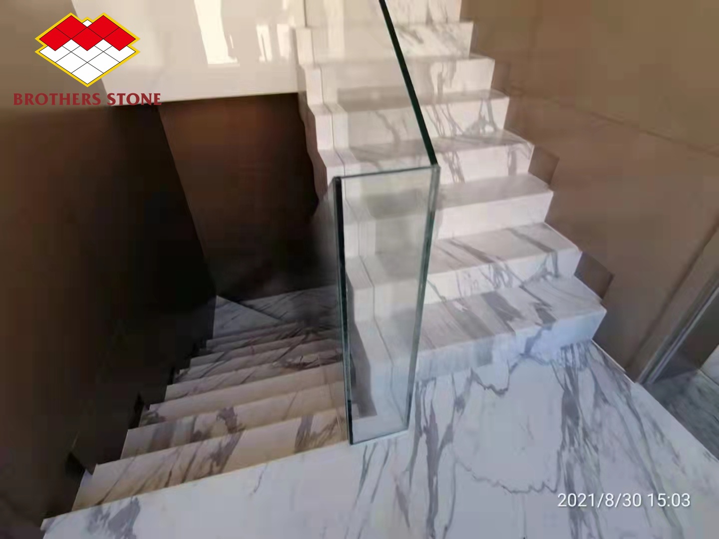 Villa Interior Stair Railing Made of Natural Marble Stone and Calacatta Gold Steps