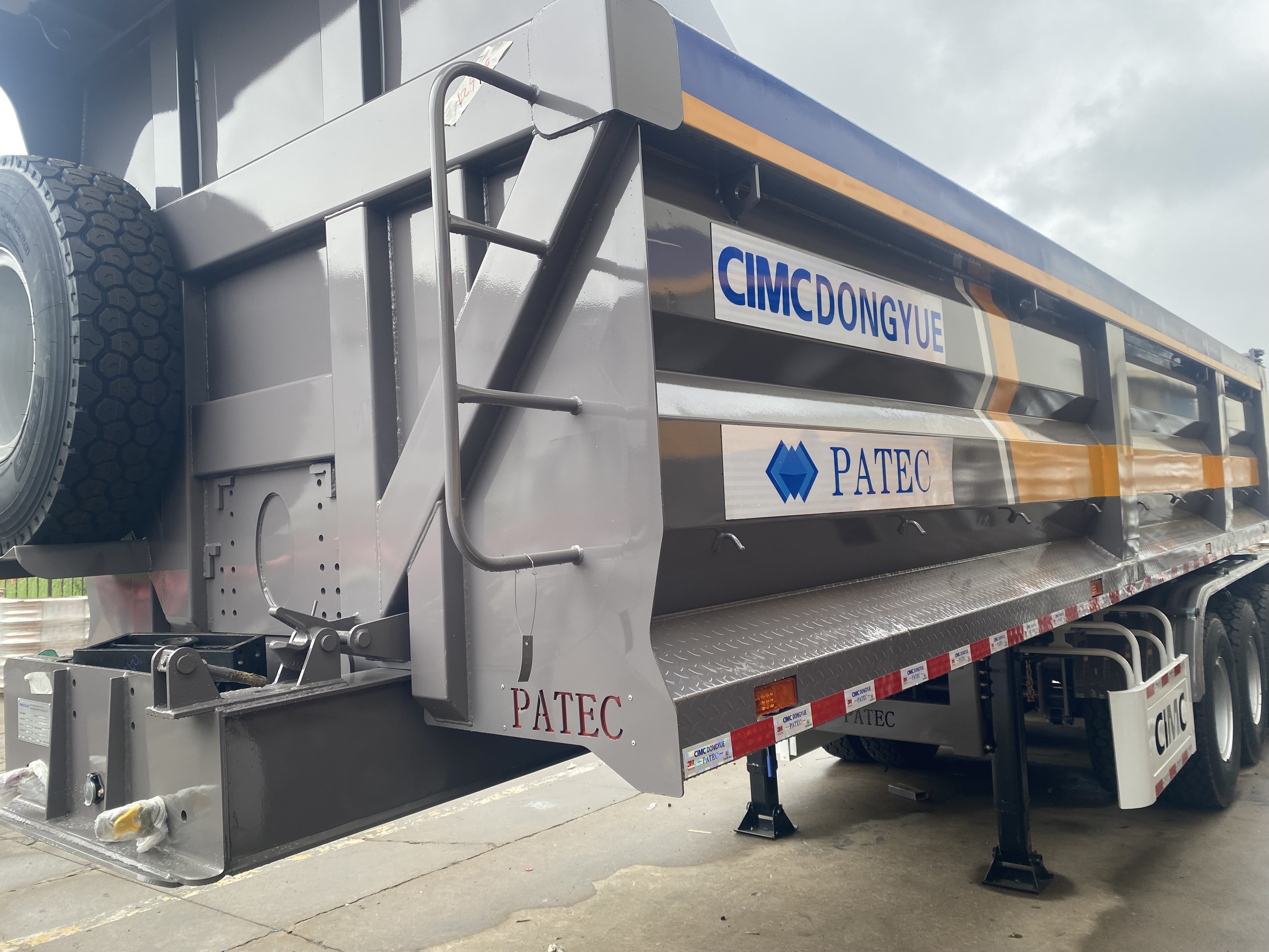 According to the requirements of custom-made earth and sand building materials such as high-strength reverse semi-trailer