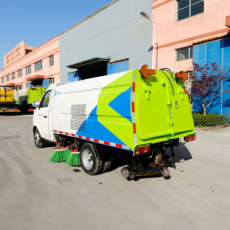 Low Pressure Street Cleaner Truck With Anti Collision Bag And Decorative Strip