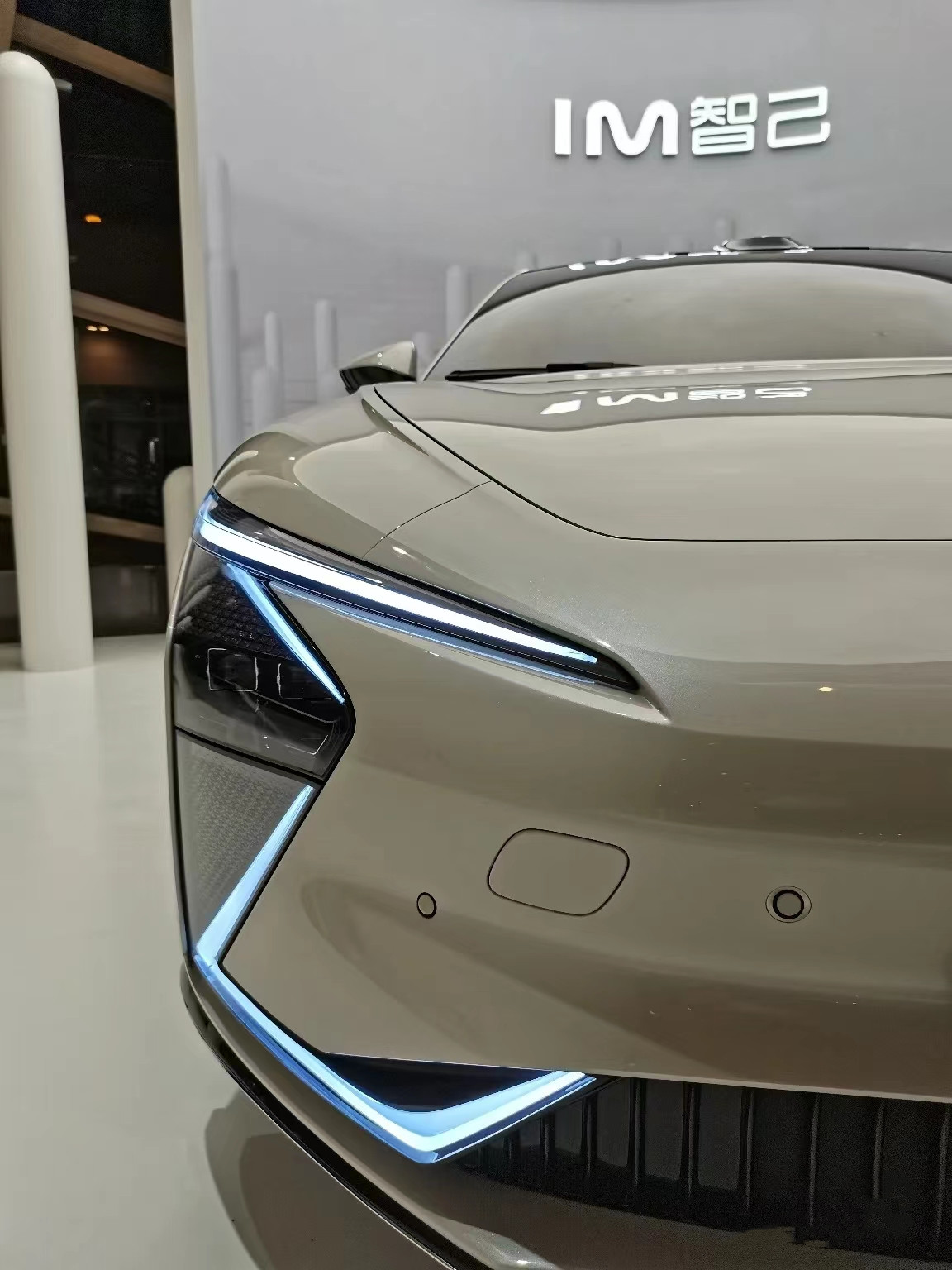 2023 SAIC Zhiji L7 PRO Adult Long Range EV Cars with Length * Width * Height 5098*1960*1485mm and Maximum Power 425 578Ps