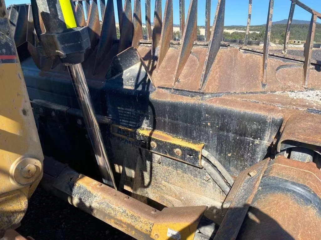 The Used Road Construction Machinery CAT D11 Bulldozer Comes From China