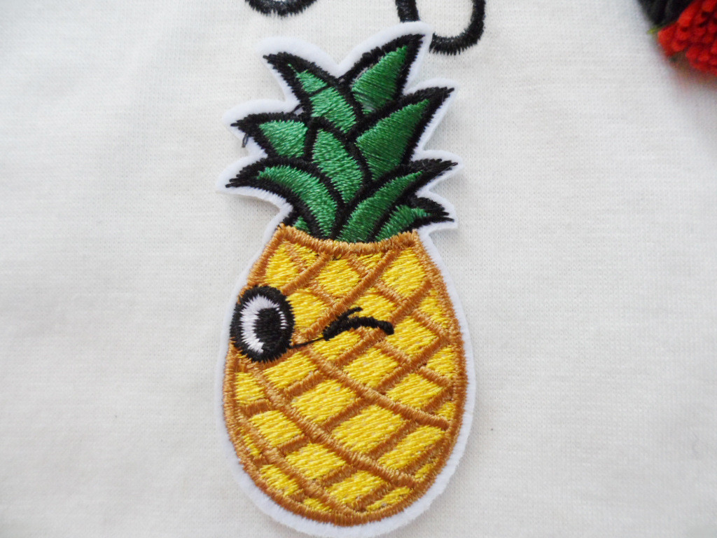 Hot Fix Motif Sliver Gold Embroidery Applique as Cross Picture