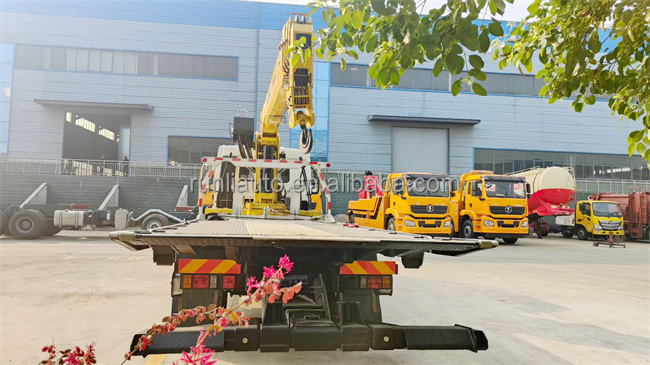 HOWO Brand Towing Truck 10 Tons Flat Bed Wrecker Tow Truck Equipment 8 Tons Straight Boom Crane