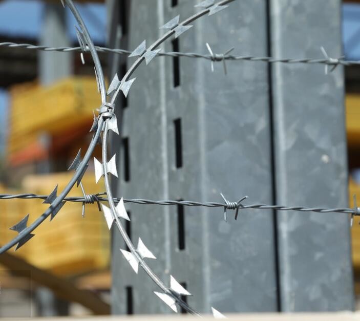 Wholesale BTO-10 Razor Barbed Wire High Tensile Rolls For Secure Enclosures Wire Fence Panel