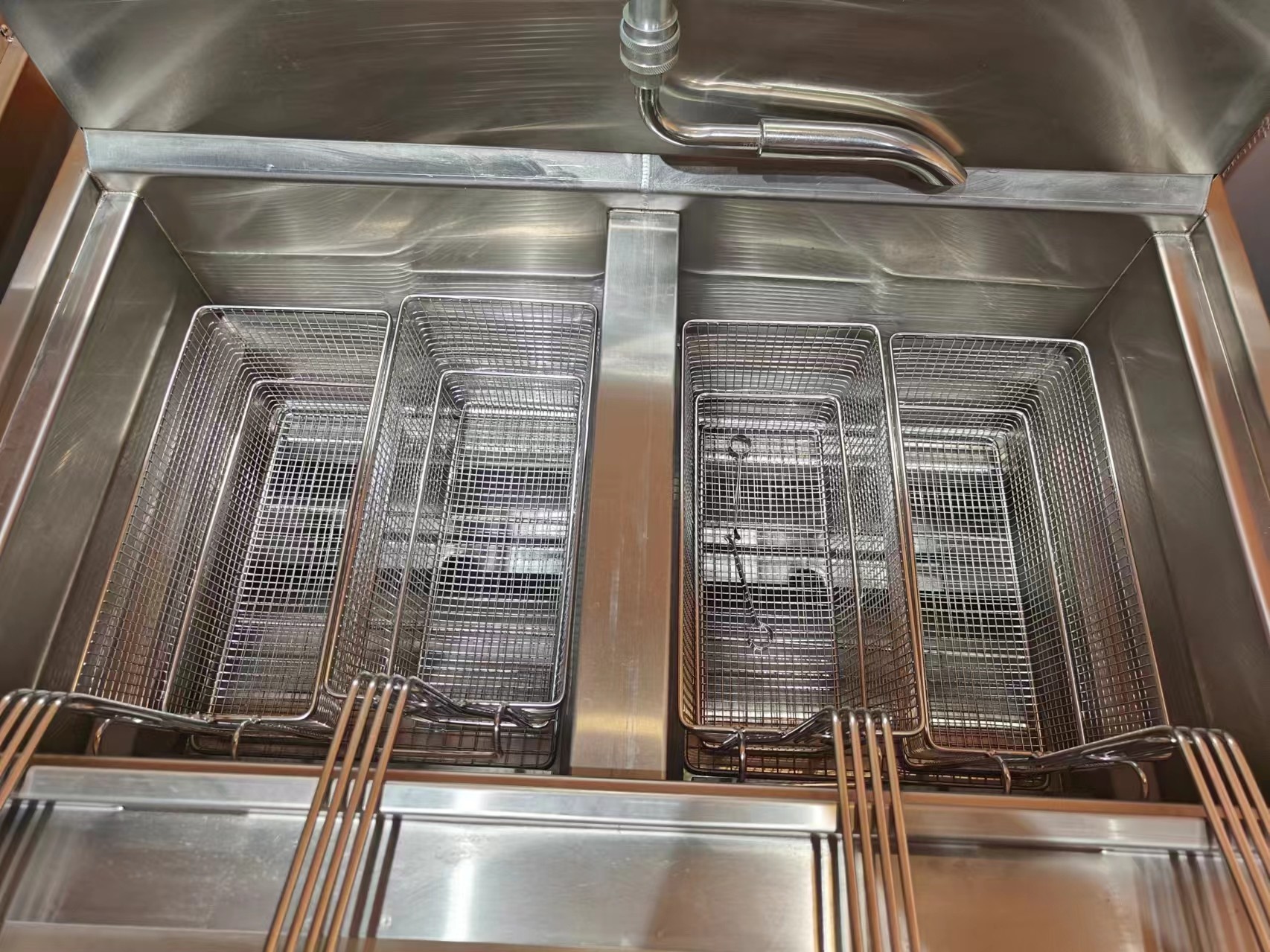 Digital Computer Panel Three Pots Six Baskets Open Deep Fryer With Filtration