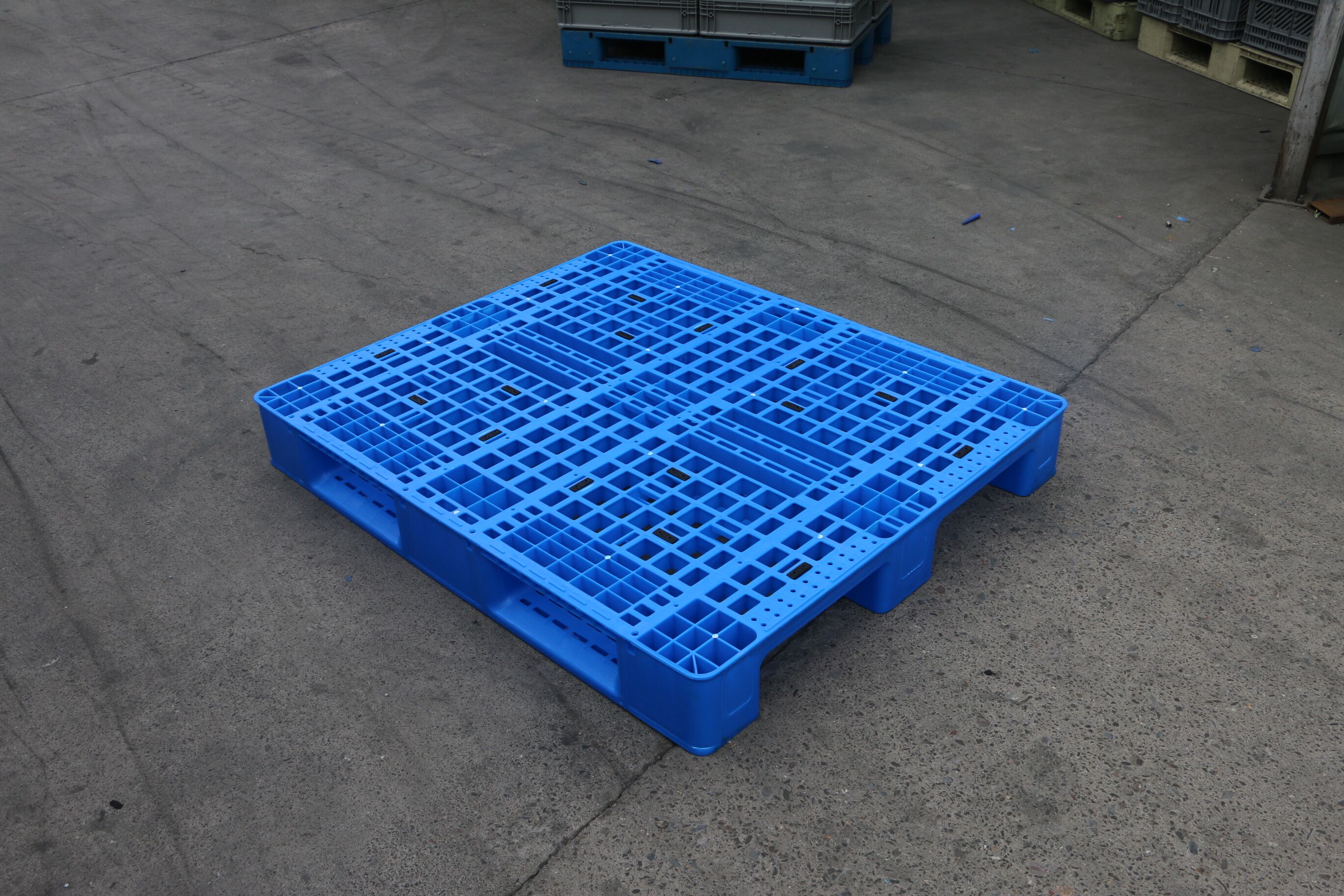 Light plastic pallet manufacturer for transportation and storage