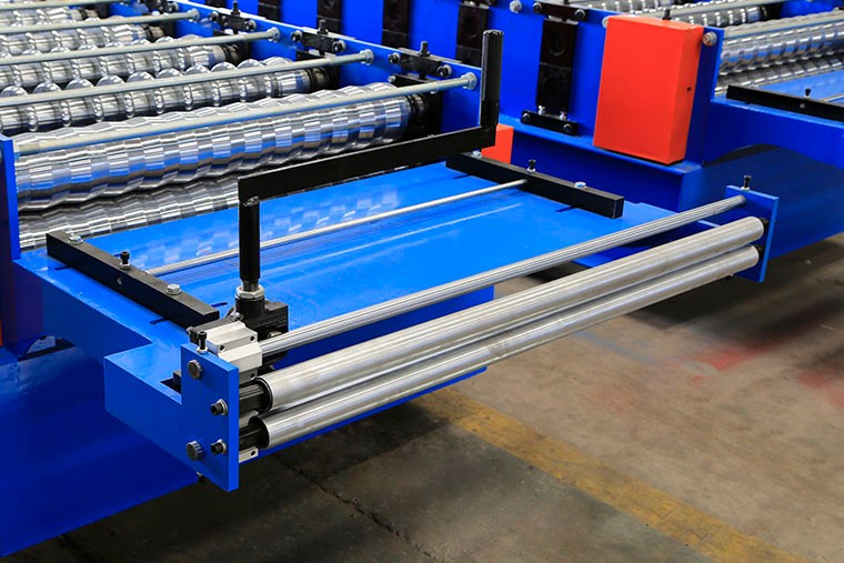 High Efficiency Corrugated Roof Roll Forming Machine With Cr12Mov Cutter