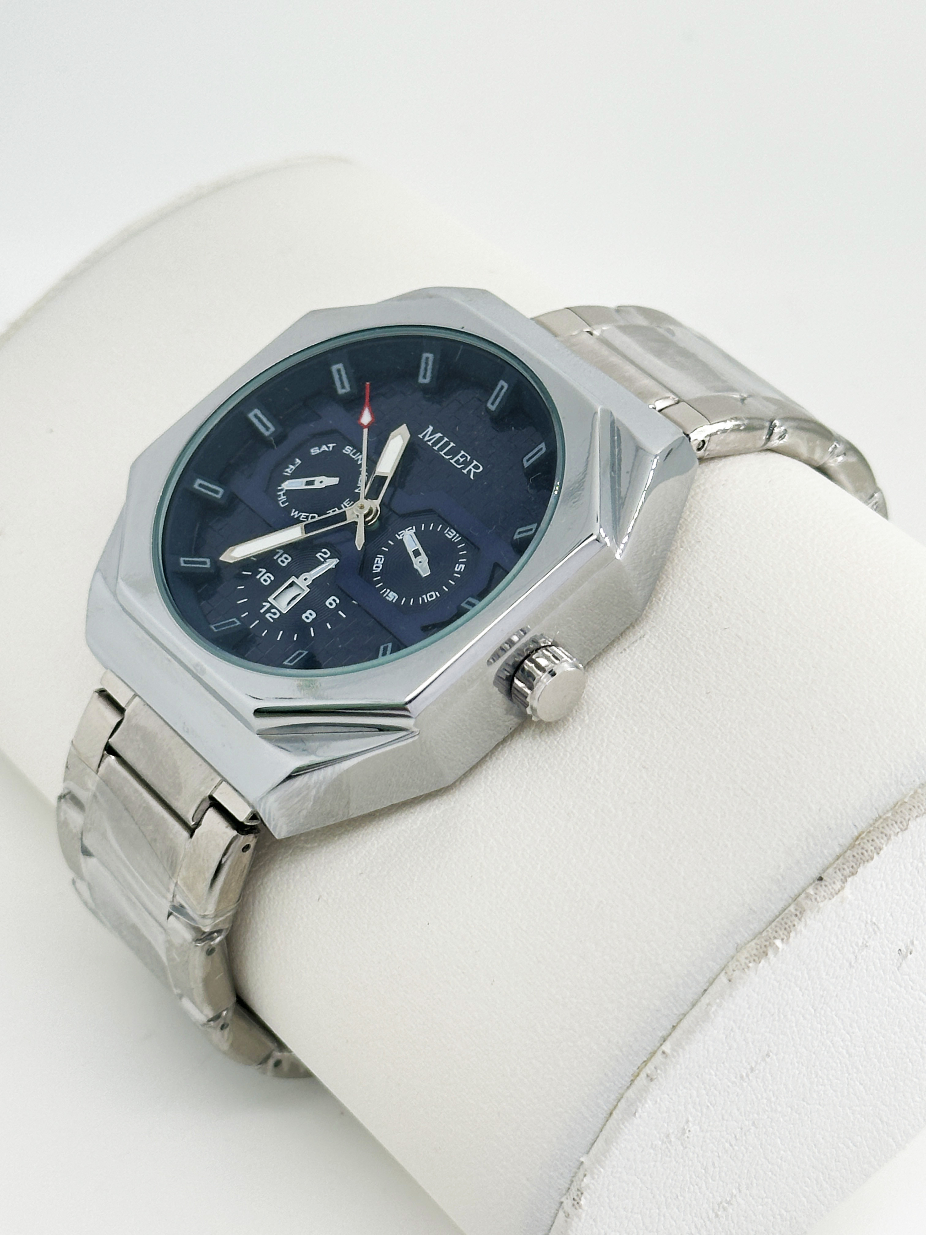 Round Quartz Business Watch With Date Display And 30m Water Resistance