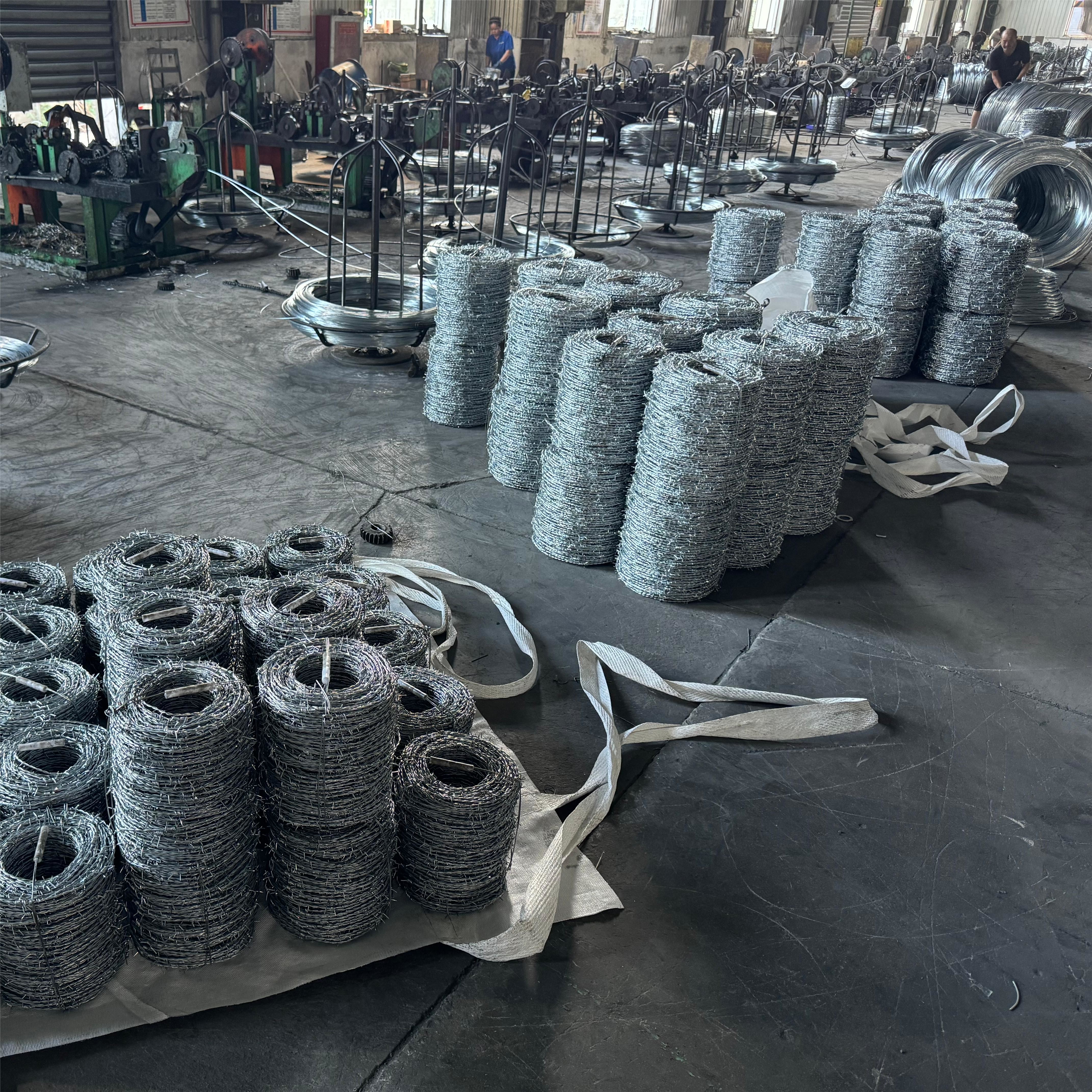 Single Or Double Strand Common Twisted Security Barbed Wire Fence Roll