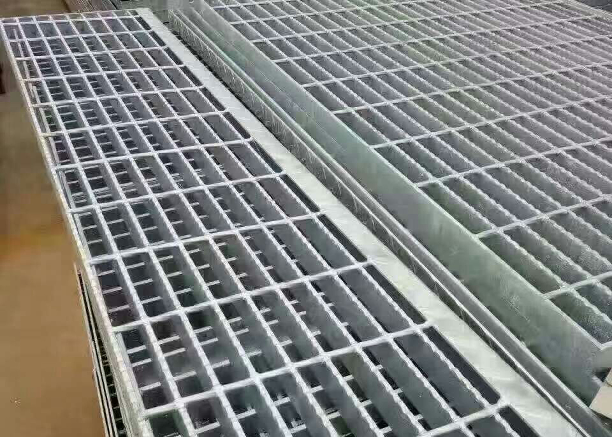 Custom Galvanised Steel Driveway Grates Grating With Serrated For Ditch Cover