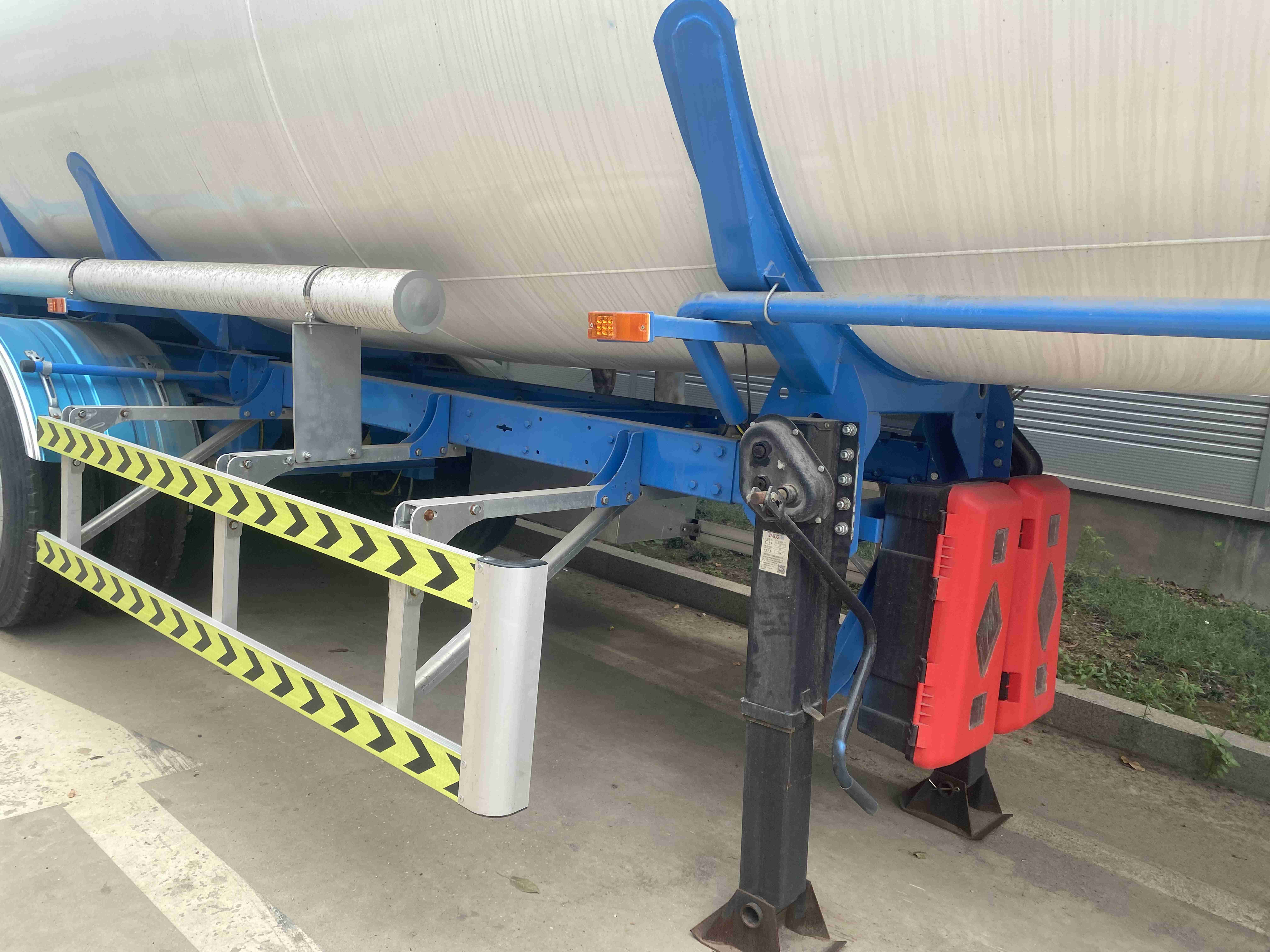 CIMC 3 axis carbon steel 20 to 30 cbms Cryogenic liquid oxygen hydrogen natural gas transport pressure vessel tank truck trailer