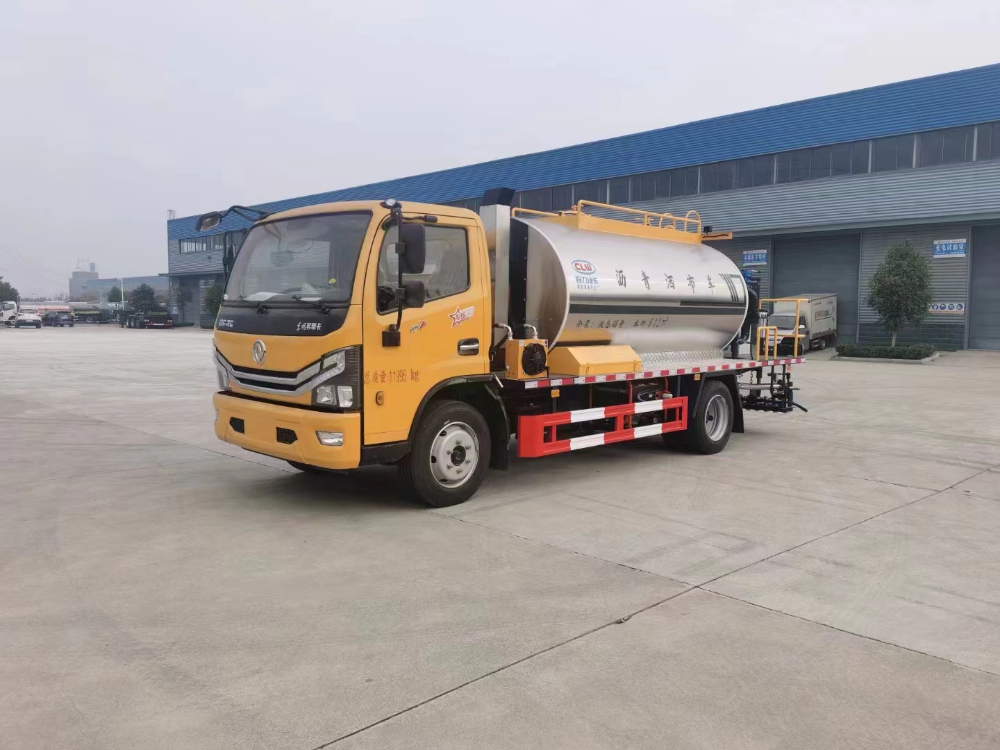 Automotive Asphalt Pressure Distributor for Road Maintenance Asphalt Distributor