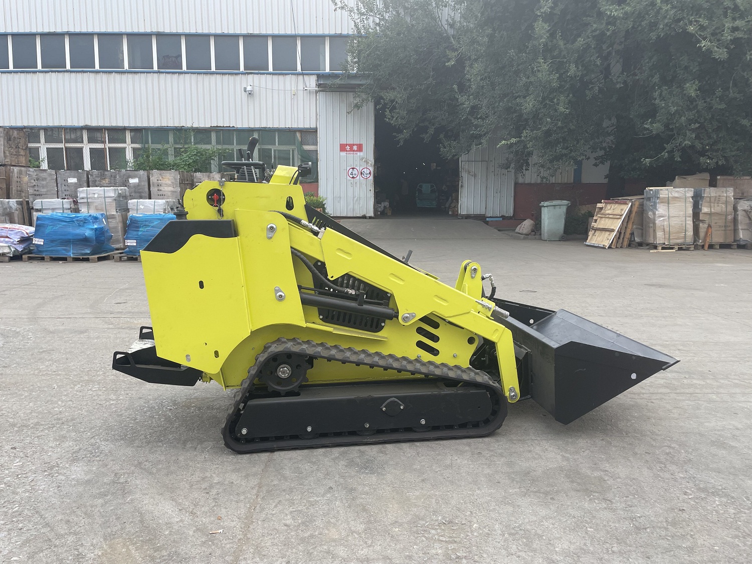 Video Technical Support Mini Skid Loader with EPA Pekins Engine and 0.2cbm Capacity
