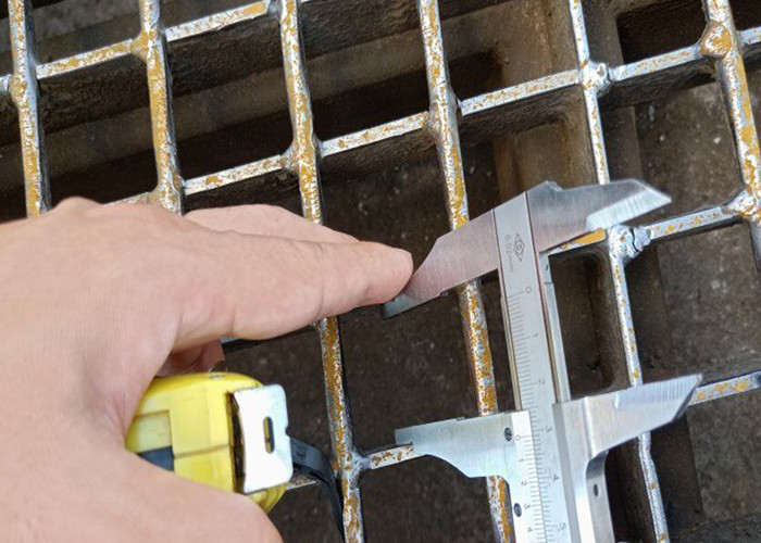 Hot Dipped 30 X 3mm Galvanized Steel Grating Silver Color