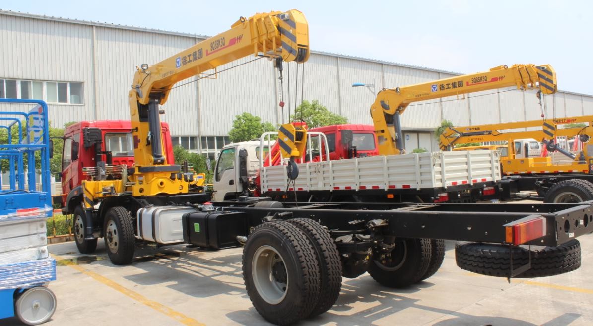 5T 8M3 Capacity Cargo Box 140hp Flatbed Truck With Crane Max Speed 90 /102 Km / H