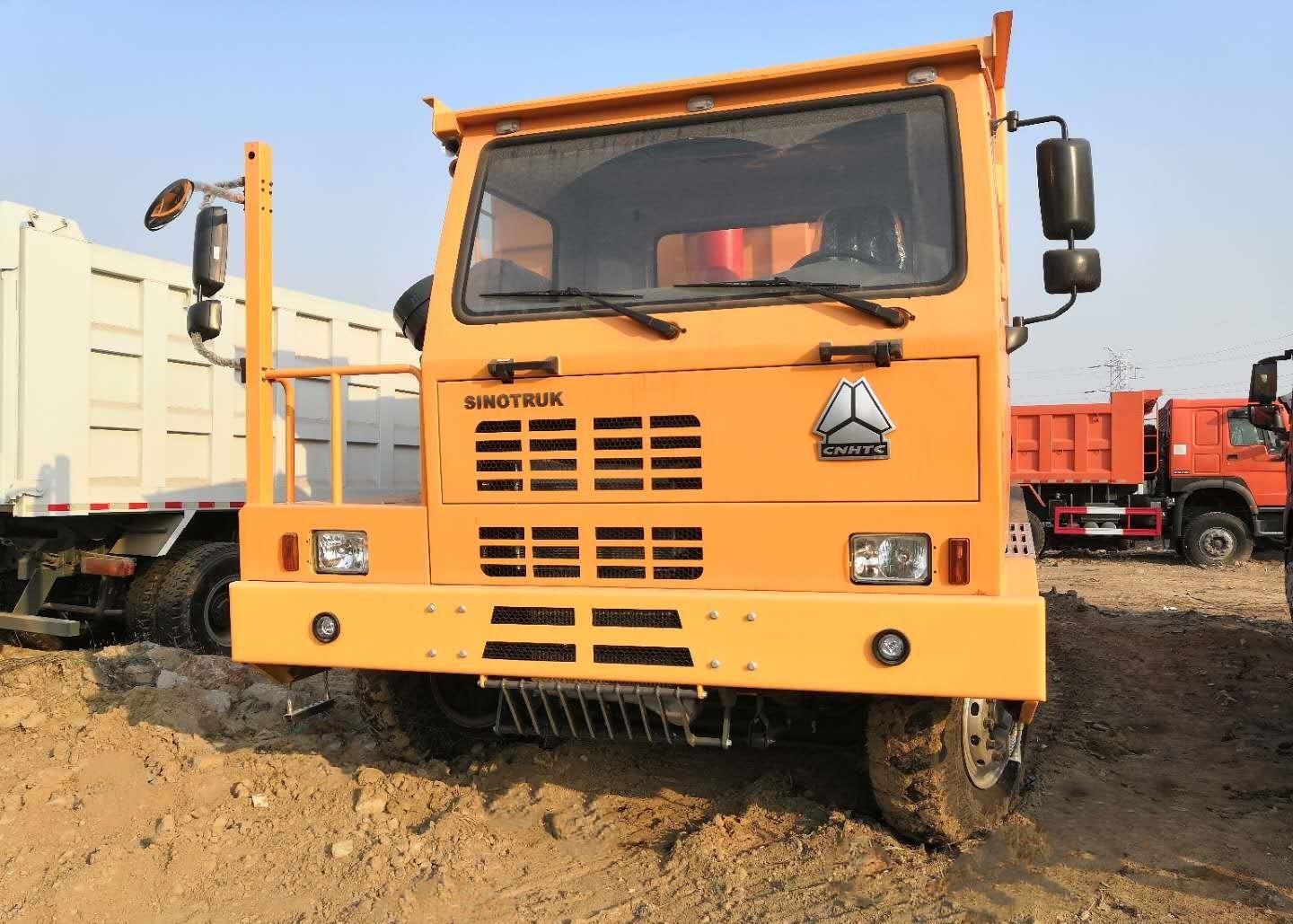 371HP Off Highway Truck , Yellow Color Heavy Duty Tipper Trucks 70 Tons Load