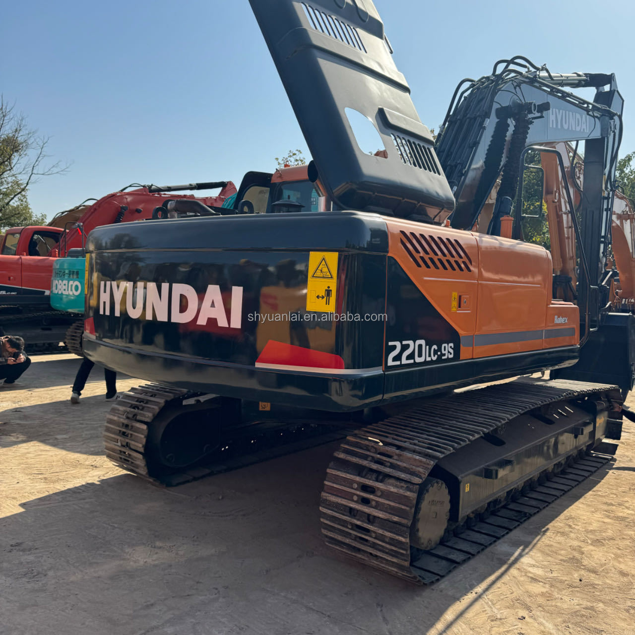 Selling 90% of new and second-hand Hyundai 220 excavators, old excavators, and old hook machines at a low price