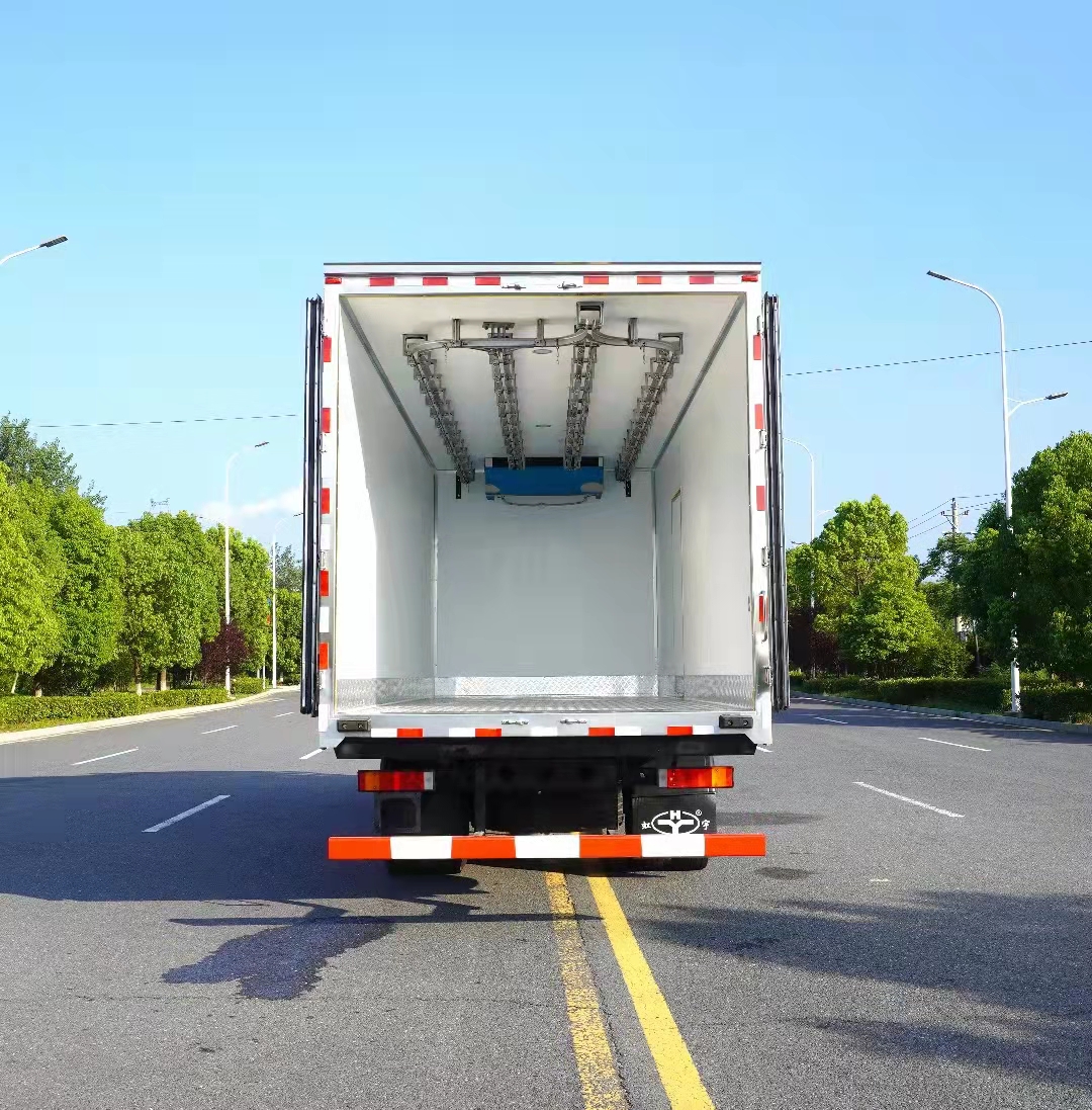 HOWO 4*2 Refrigerated Box Truck Meat And Chicken Box Fridge Van
