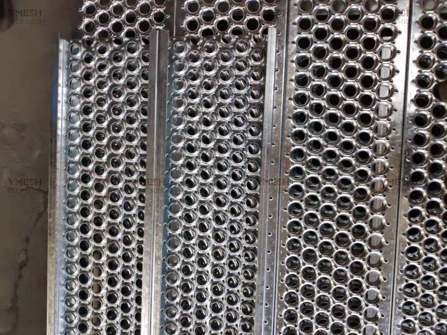 Hot Dip Galvanized Round Hole Metal Plank Grating Perf O Grip Walkway 2-4m