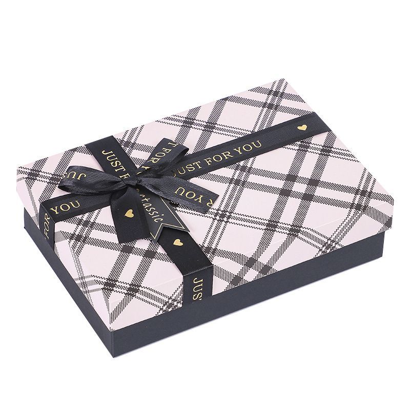 Solid Color Advanced Custom Logo Printing Fashionable Rigid Cardboard Packaging Apparel and Shoes Gift Box with Straps