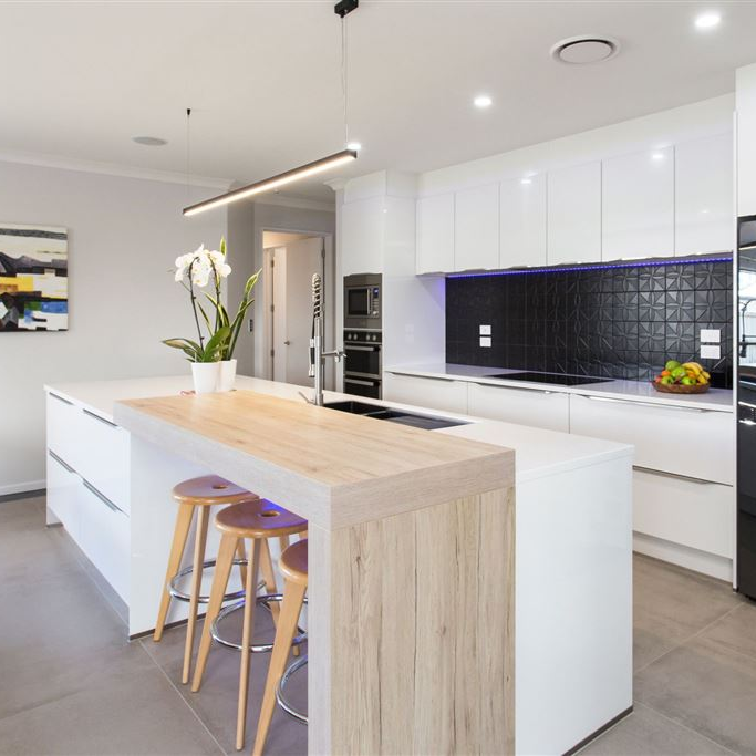 European Style Solid Wood Kitchen Cabinet Furniture with Guaranteed and Glossy Finish