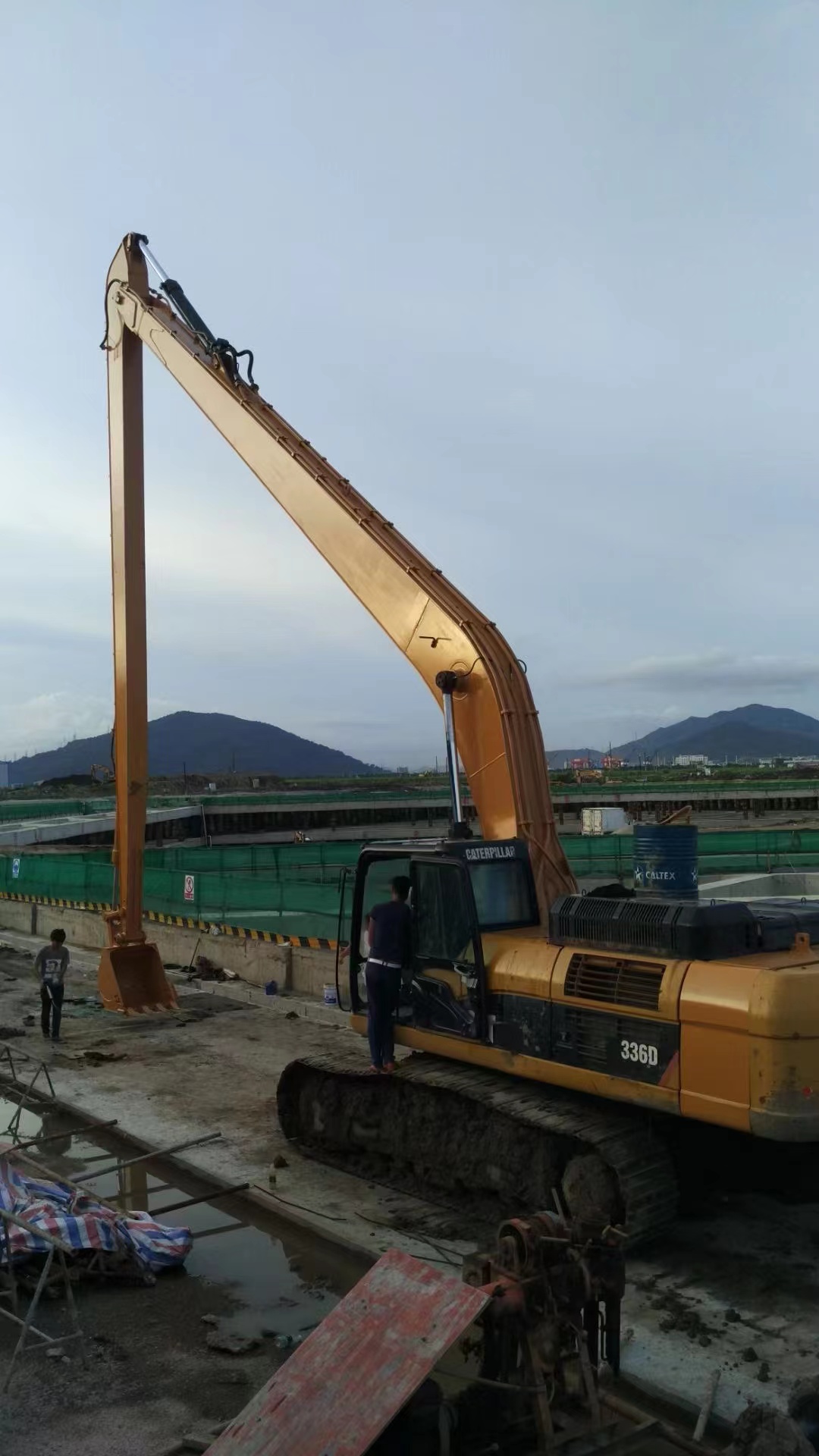 Excavator extension arm and port dredging designed for river dredging