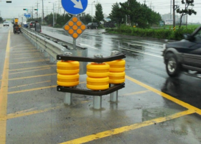 Modular Design Cushion Rolling Road Barrier For Intersection Crossing Road
