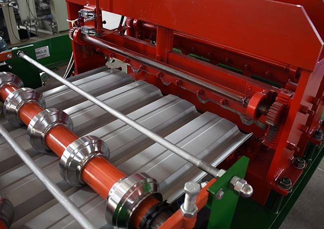 Flat Rib Roofing Sheet Roll Forming Machine Weight 3.5 Ton With Hydraulic Curving Function