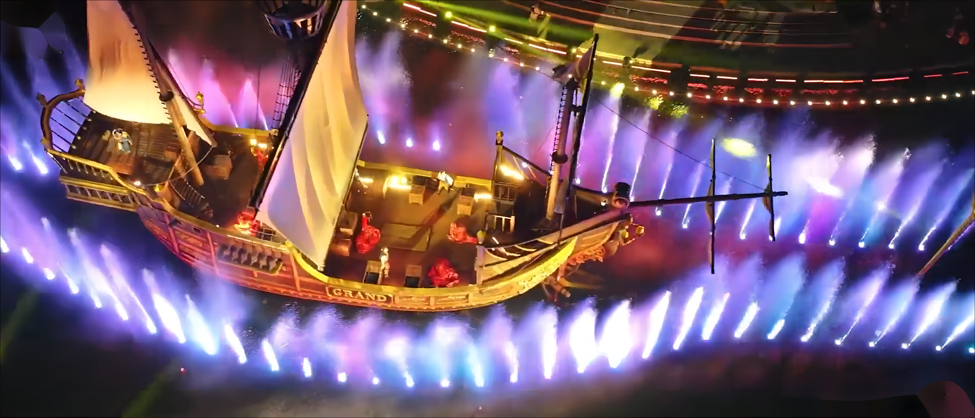 Vietnam Boat Floating Water Fountain With Water Movie Screen