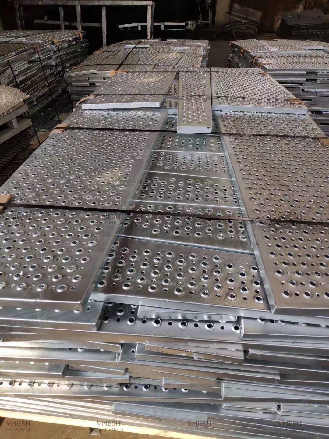 Round Hole Walkway Grip Span Safety Grating 450mm Wear Resistance