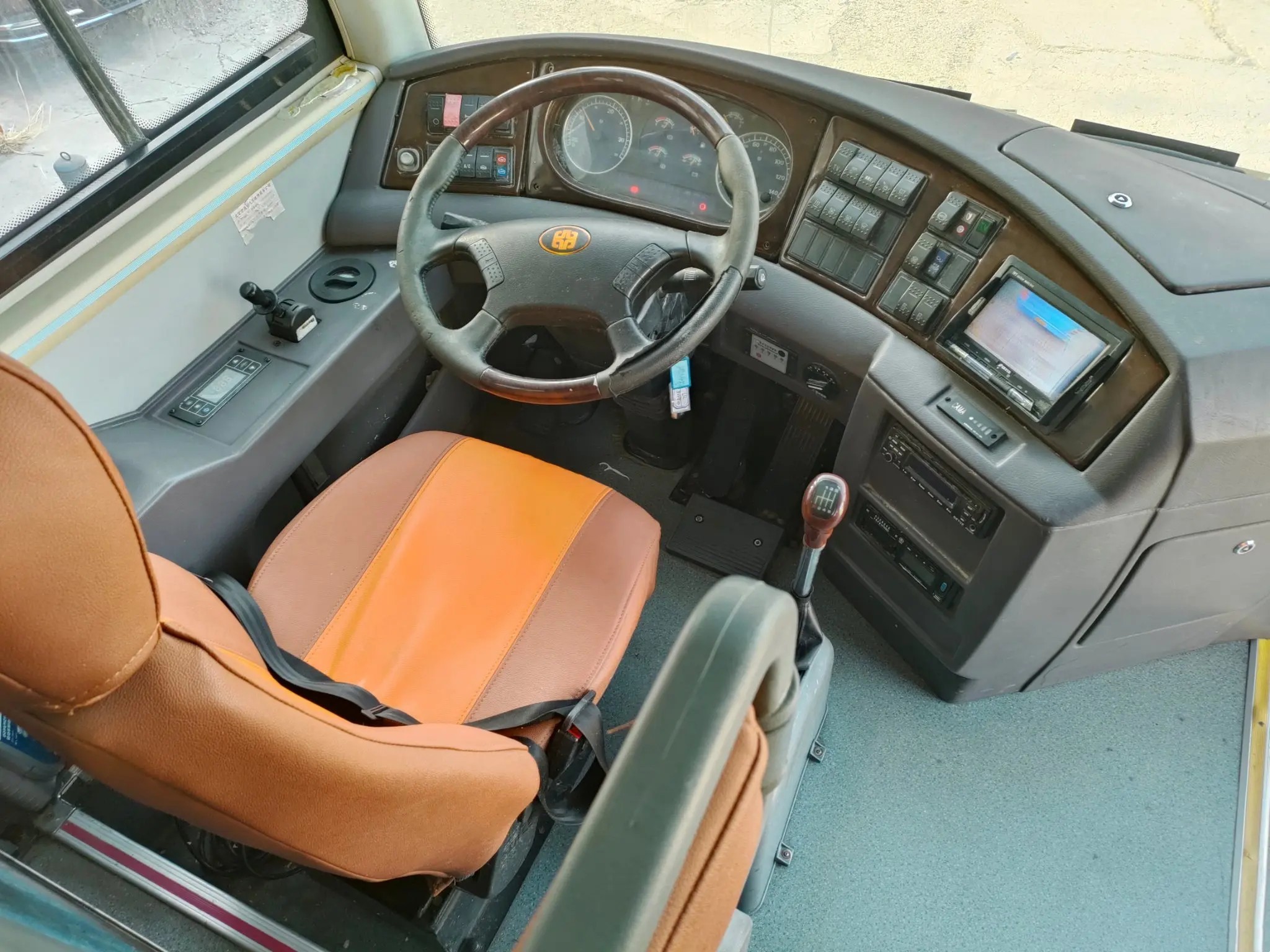 Used Travel Bus Yuchai Engine Double Doors 53 Seats 12 Meters Second Hand Zhongtong Bus LCK6125