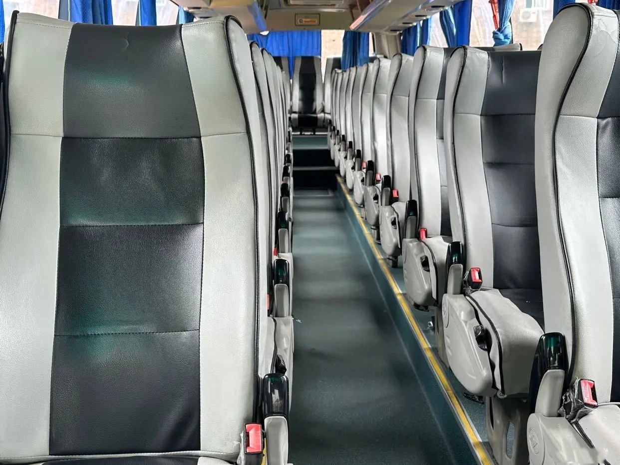 Used Commercial Bus 49 Seats Luggage Compartment 2 Doors Sealing Window With A/C 2nd Hand Higer KLQ6112