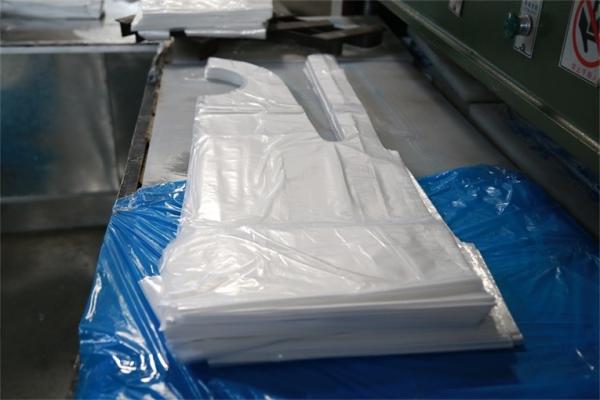 Breathable PE White Disposable Aprons Flat Pack Food Grade Dirt Proof CE
