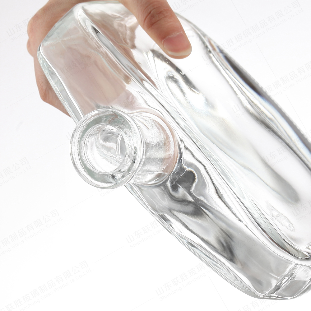 Glass Whiskey Vodka Bourbon Brandy Bottle With Big Capacity And Flat Arch Bridge