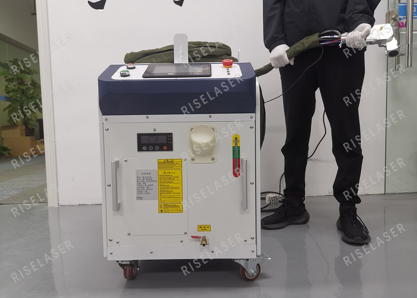 GW IPG Handheld Laser Welding Machine 15m Wire 1500W With Water Chiller