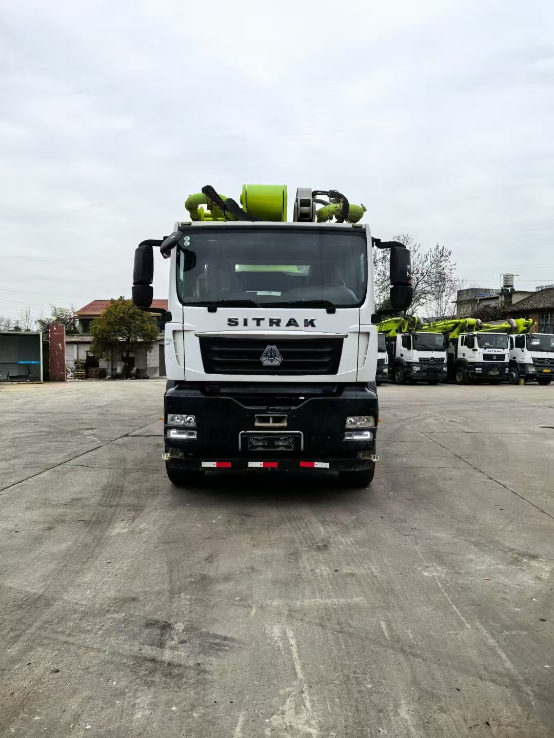 Zoomlion's 56-meter concrete pump truck is equipped with German Shandeka chassis, specially built for high-rise buildings and large projects.