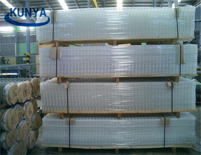 0.7MM 25kg Pvc Coated Welded Wire Fence Mesh Roll 20kg Roll Hole