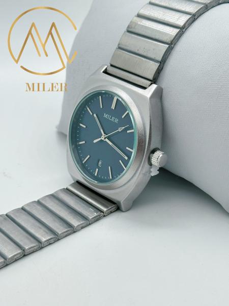 Stylish Leather Strap Quartz Watch For Men Engraved Classic And Modern