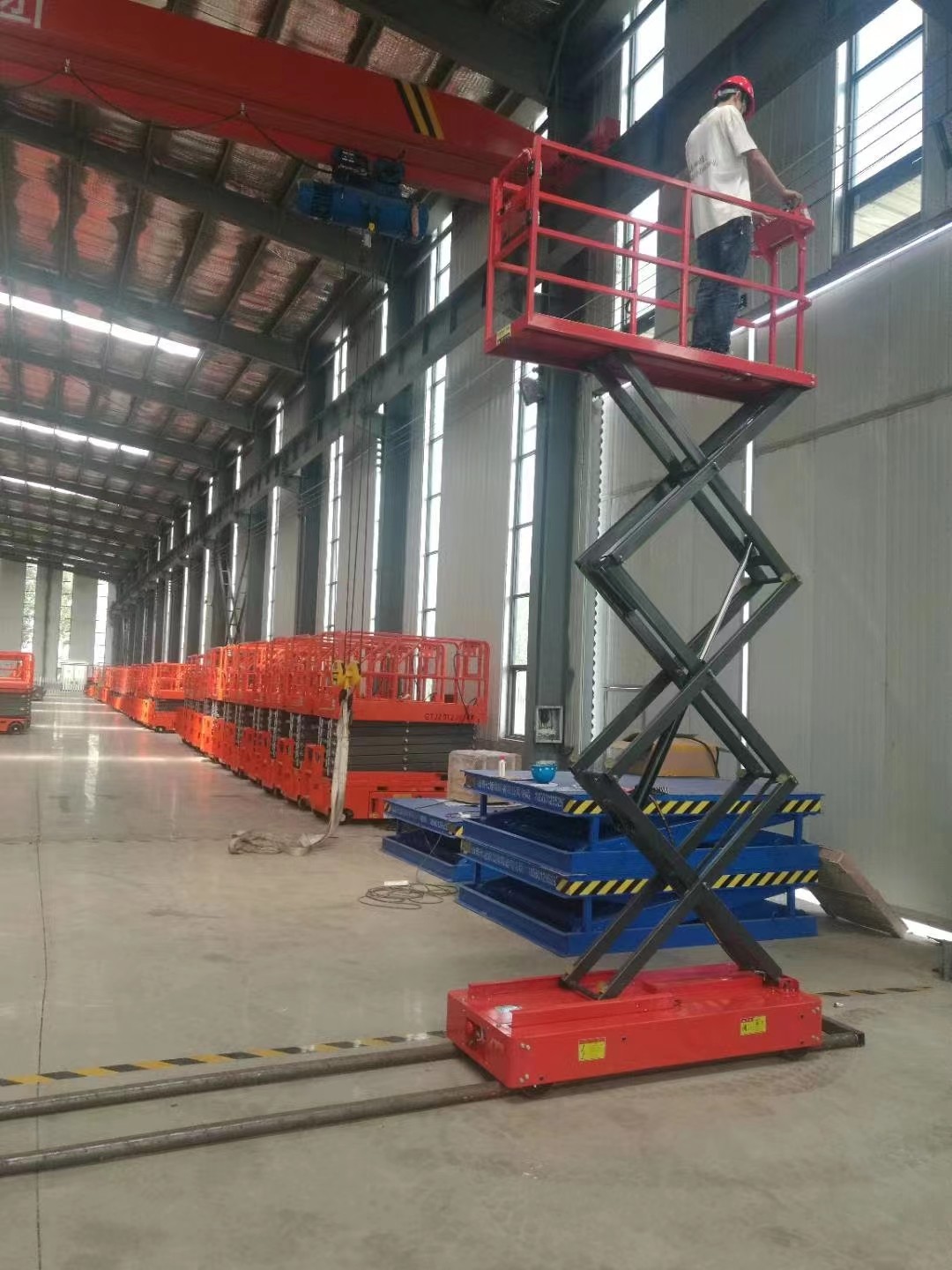 Battery Powered Self Propelled Elevating Work Platforms 300kg / 1000kg Load Capacity
