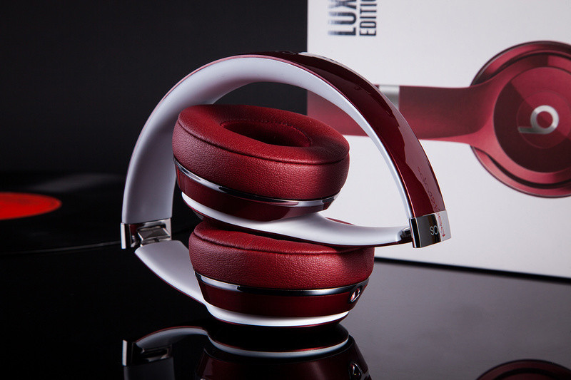 Beats by Dre Solo2 On-Ear Headphones Luxe Edition In Red With Remote Control with seal box