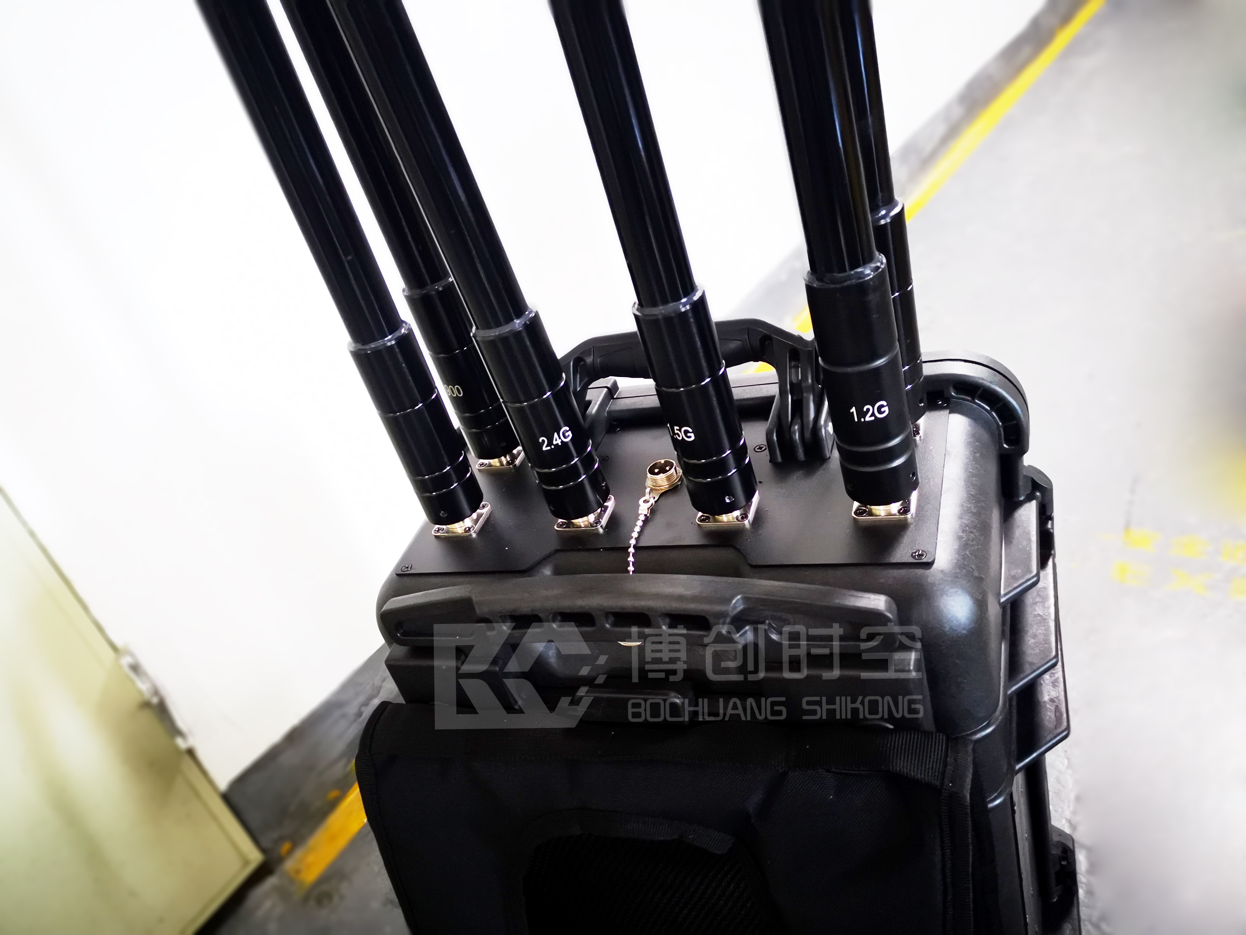 Bochuang spacetime high-power UAV driver 900MHz / 433MHz / 1.2g/2.4g/5.8/gps frequency output 500-2000m UAV jammer