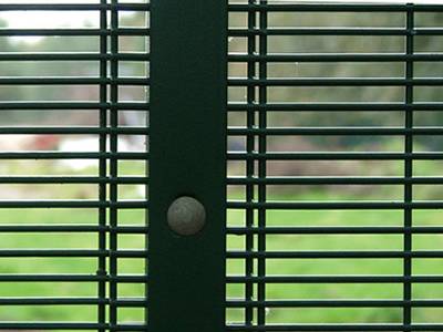 Two green PVC coated panels overlapped 75 mm together and fastened by clamp bar and bolts.