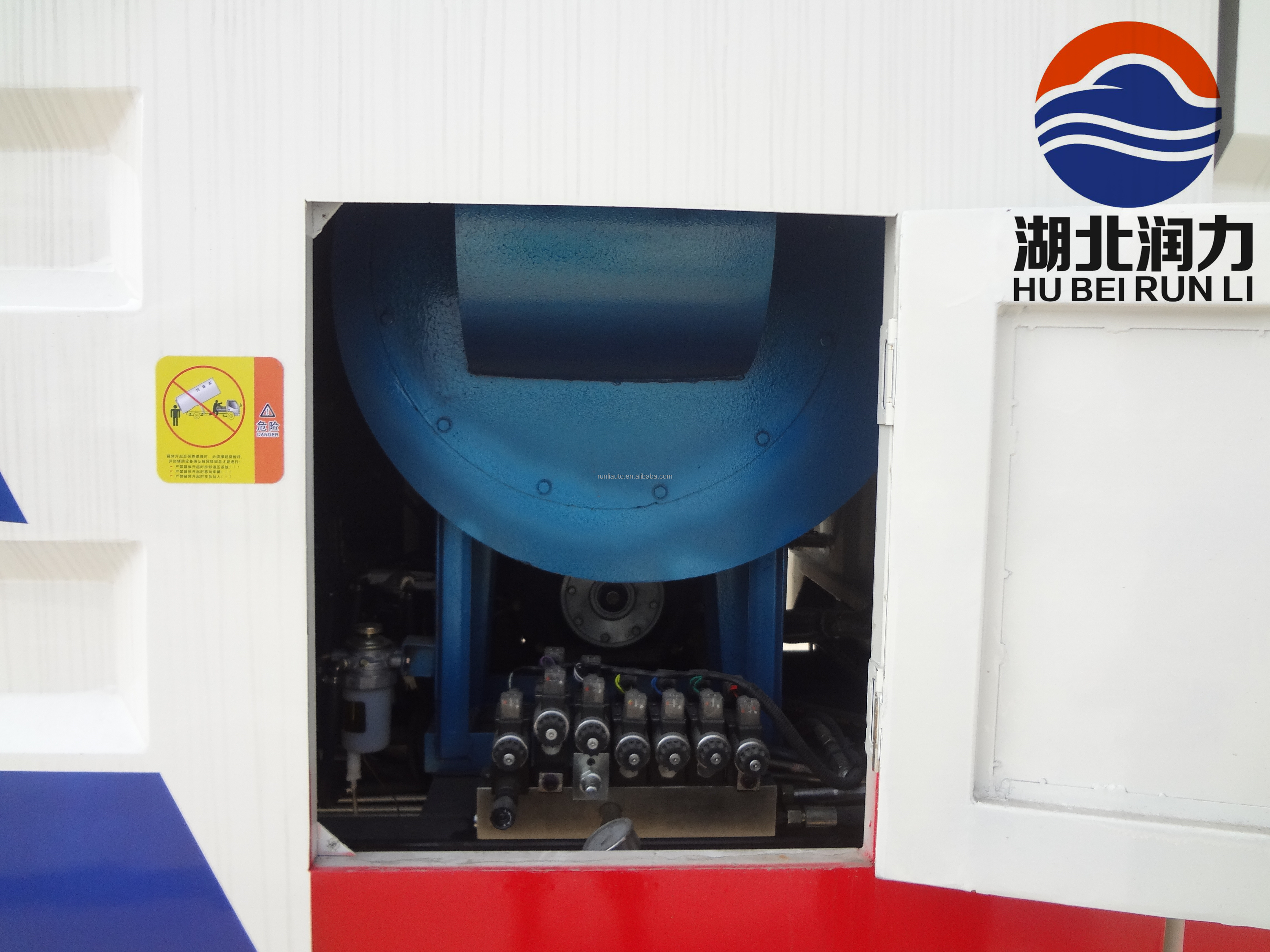DFAC 4x2 RHD Euro III Road Sweeping Truck for Road Surface Cleaning
