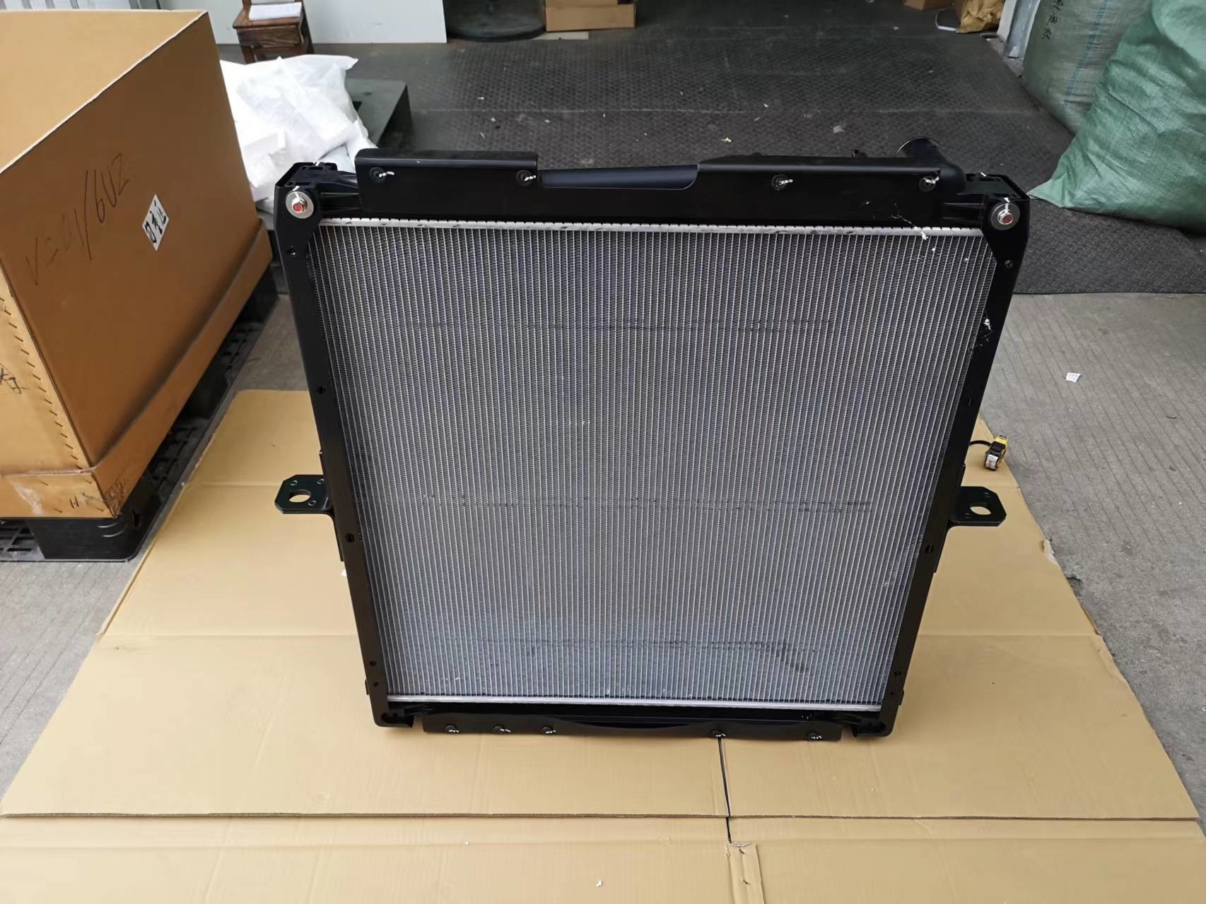 6UZ1 Isuzu Radiator 8974321060 Qingling 1301010-D15YR For Giga VC61 Aluminum Cooling Core And Plastics Fan Guide