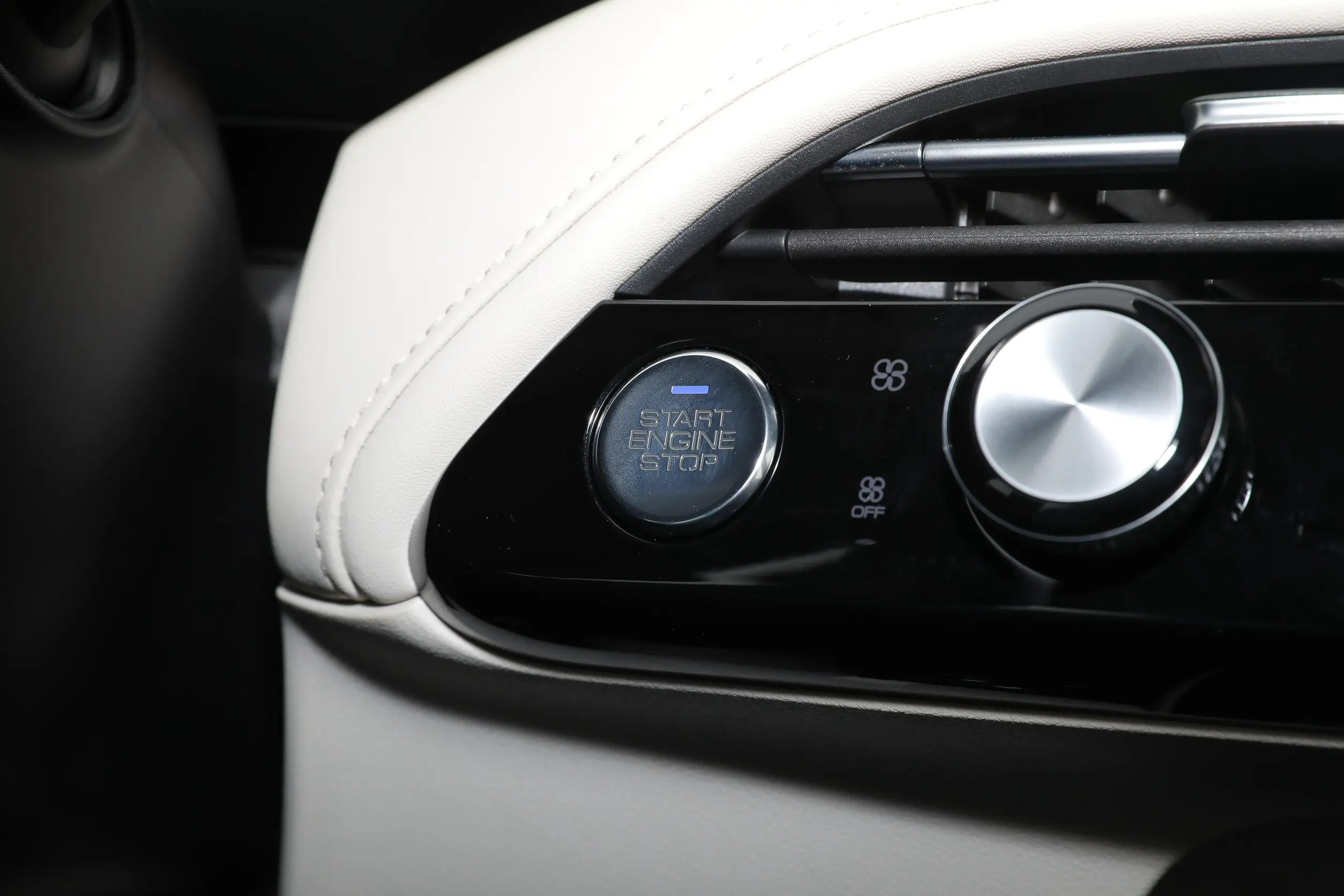 Experience the Ultimate Comfort and Performance with DONGFENG AEOLUS HUGE 1.5L Hybrid Passenger Car