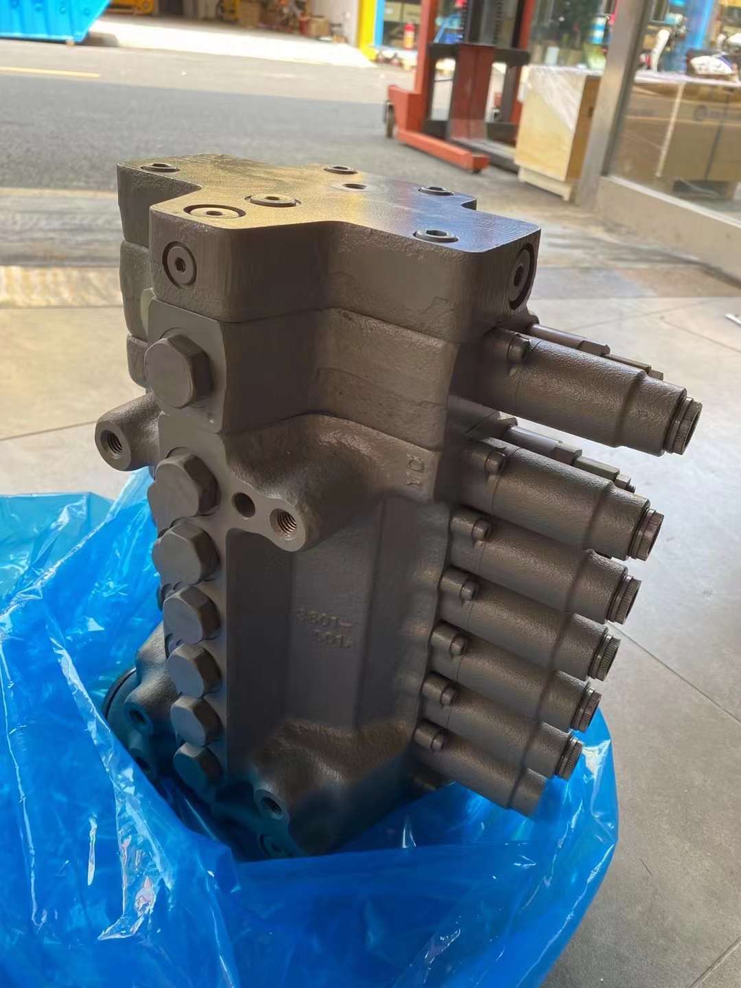 Excavator Distributor Control Valve IB18-8027 For LiuGong 908 ISO9001 CE Approved