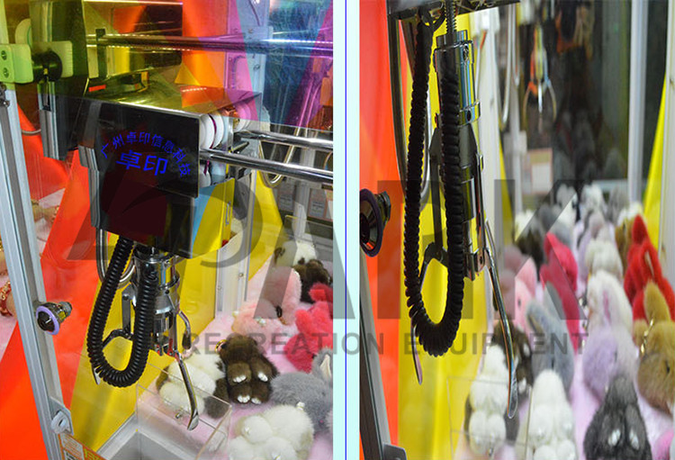 Cartoon Design Mini Toy Claw Machine , Small Crane Machine Double Functions